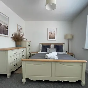 Waterfront - Entire 3 Bed Apartment Barry