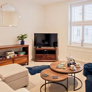 Stunning 2 Bed With Private Patio And Free Parking Holiday home Cheltenham