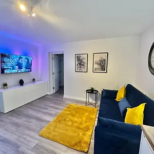 Sleek Urban Getaway - Parking Space - New Large Sofa Bed - Fast Wifi - 10 Minutes Walk To The Beach! Apartment Bournemouth